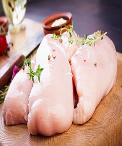 روزانه ۹۰۰ تن مرغ منجمد و گرم در بازارتوزیع می شود
